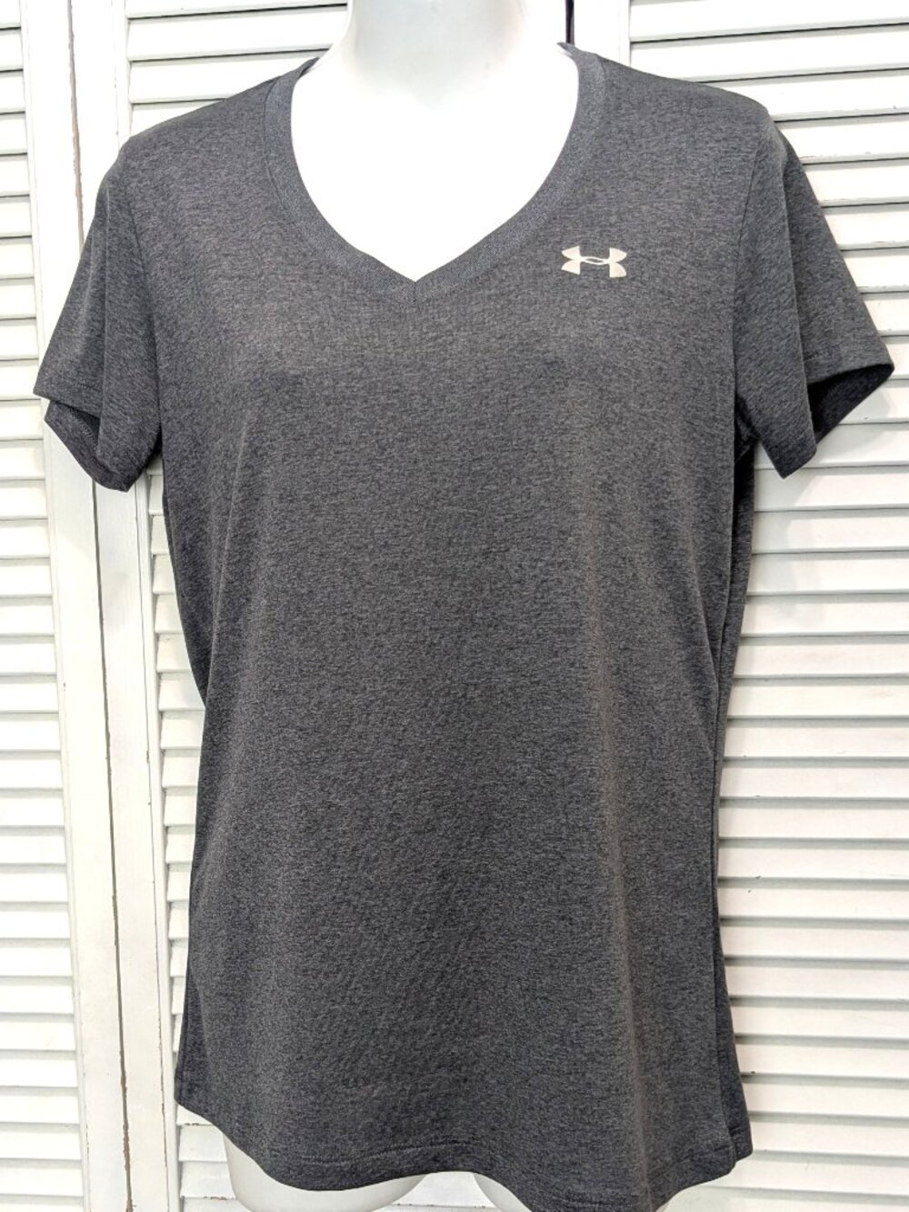 Under Armour Loose T-Shirt Women's Medium Gray HeatGear Short Sleeve V-Neck